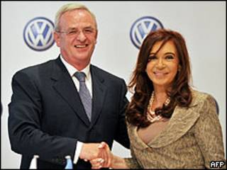 Martin Winterkorn, presidente de la junta ejecutiva de Volkswagen y Cristina Fernández, presidenta de Argentina