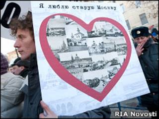 Участники митинга в защиту столичных объектов культурного наследия, организованного общественным движением "Архнадзор" у памятника Грибоедову. Февраль 2010