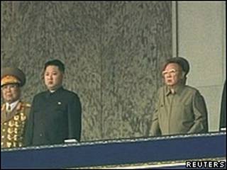 Kim Jong-un (centro) y su padre el líder, Kim Jong-il (dcha) durante el desfile.