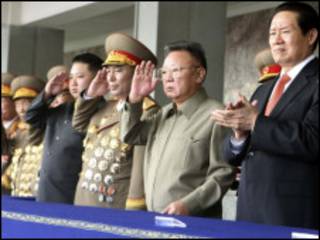 Shugaba Kim Jong-il da dansa Kim Jong-un suna karbar gaisuwar soji