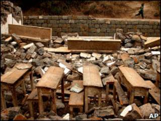 مدرسة محطمة في زلزال باكستان عام 2005