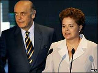 Pesquisas mostram diminuição na diferença entre petista e tucano.