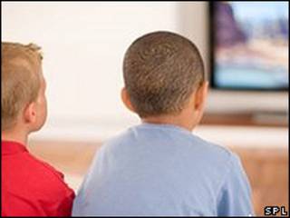 Niños viendo televisión