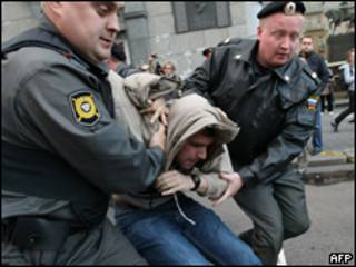 Московская милиция задерживает участника "Дня гнева" в сентябре