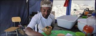 Omar Reygadas, hijo de uno de los mineros atrapados, se prepara el desayuno en una carpa. Imagen de archivo: 20/09/10