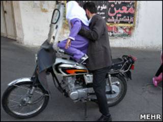 دانش آموز سوار بر موتور