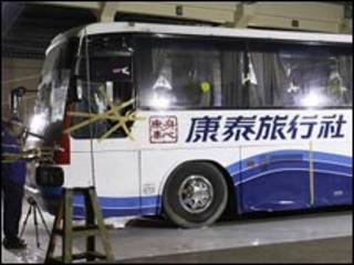 菲律賓警方檢驗被劫持的香港康泰旅行社巴士(30/08/2010)