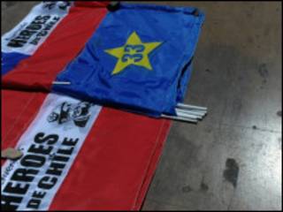 Bandeiras de apoio aos mineiros vendidas no Chile (Foto: AFP)