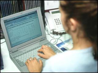 Девушка работает на ноутбуке