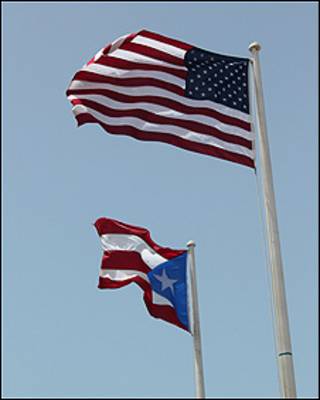 Banderas de EE.UU. y de Puerto Rico (foto Pablo Esparza)
