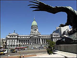 El Senado de Argentina aprobó una ley impulsada por la oposición que eleva las jubilaciones mínimas