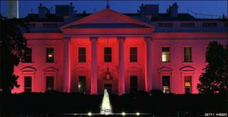 Casa Blanca teñida de rosa