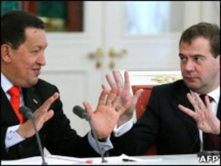 Chávez e Medvedev em encontro na Rússia (Foto: AFP)