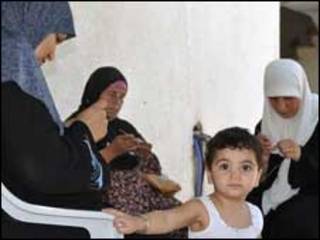 فلسطينيات يغزلن القلنسوة اليهودية