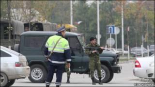 Милицейский кордон у здания парламента Чечни 19 октября 2010 года