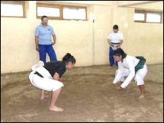 Mujeres practican sumo en Mongolia