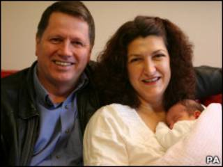 Susan e Shane Comiskey com a bebê Anna Margaret