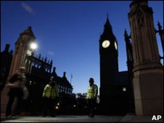 Guardas protegerm entradae do Parlamento britânico