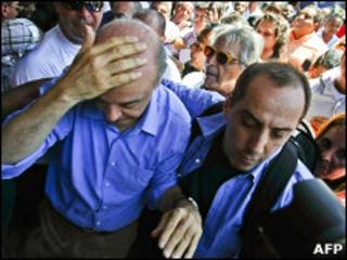 Serra se echa la mano a la cabeza tras ser golpeado