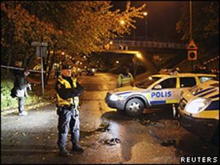 Polícia investiga local onde duas mulheres foram feridas em Malmo (Reuters)