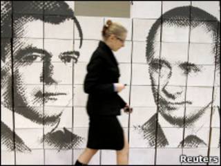 Стена с изображением Медведева и Путина