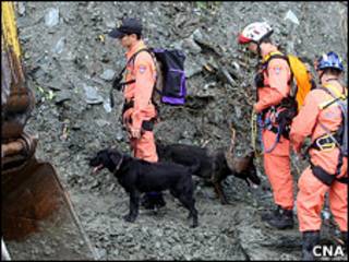 救援人員帶同搜救犬在蘇花公路塌方現場尋找失蹤遊客(台灣中央社圖片23/10/2010)