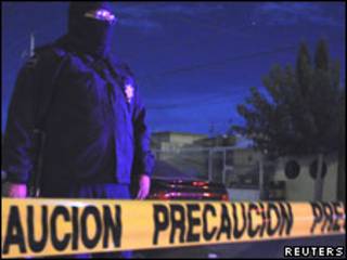 Un policía cuida la escena del crimen en Juárez