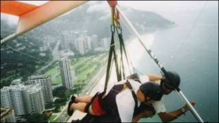 Tony Giles salta de Asa Delta sobre a praia de São Conrado, no Rio de Janeiro (foto: cortesia Tony Giles)