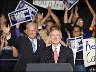 Joe Biden (esq.) e Harry Reid durante comício em Nevada (AP)
