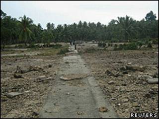 O vilarejo de Muntei Baru Baru, nas Ilhas Mentawai, depois da passagem do tsunami (Reuters)
