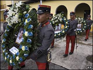 Soldados cargan arreglos florales y las fotos de tres de las víctimas de la masacre de Tamaulipas. Archivo: 24-09-10