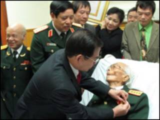 Ông Nguyễn Minh Triết gắn huy hiệu cho Tướng Giáp (ảnh của TTXVN)