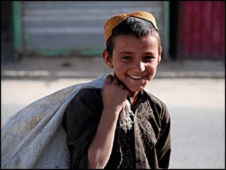 Menino que trabalha no mercado de Lashkargah, Helmand