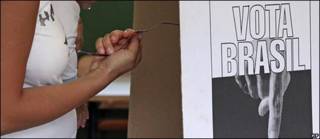 Mujer se apresta a votar en la primera ronda de las elecciones presidenciales de Brasil