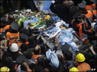 Cortejo fúnebre de Kirchner em Buenos Aires (Foto: AP)