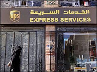 Mujer pasa frente a la oficina de UPS en la capital de Yemen