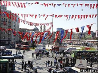 Equipes de emergência atendem feridos na praça Taksim