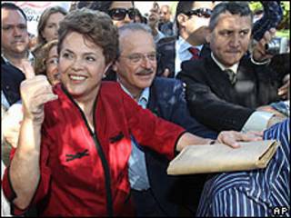 Dilma Rousseff é a primeira mulher eleita presidente do Brasil.
