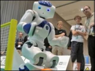Robot futbolista en acción.