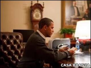 Obama lê em seu escritório