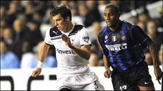 Bale chạy vượt hậu vệ phải Maicon của Inter Milan