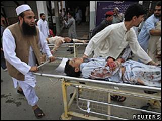 Feridos no atentado levados ao hospital de Peshawar