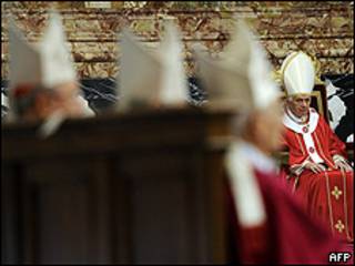 Papa Bento 16I em reunião no Vaticano
