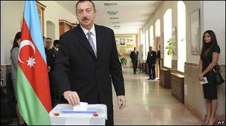 Президент Алієв голосує на виборах