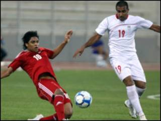 لاعب عمان يعقوب القاسمي ولاعب من فريق ايران