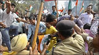विरोध प्रदर्शन करते कांग्रेसी