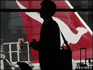 Un pasajero en un aeropuerto