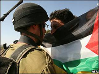 Manifestación de palestinos el viernes contra el muro construido por Israel en los territorios ocupados.