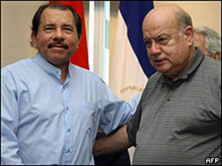 José Miguel Insulza, secretario general de la OEA (dcha) y Daniel Ortega, presidente de Nicaragua