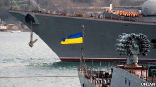 Український корвет Луцьк поруч із російським фрегатом Москва у Севастополі